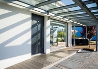 Buntstein-Mix Terrasse mit Holzdeck